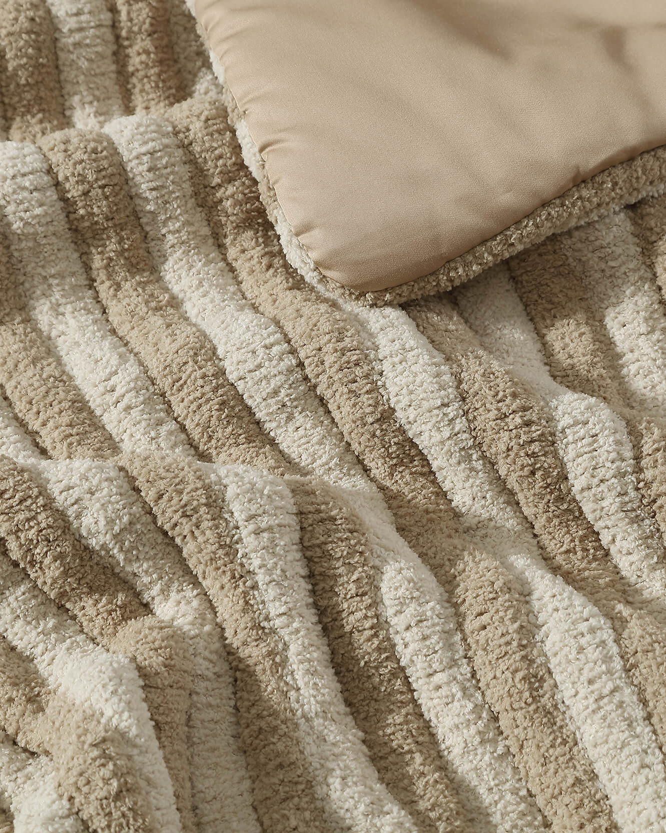 Snug Piped Comforter - Image 10